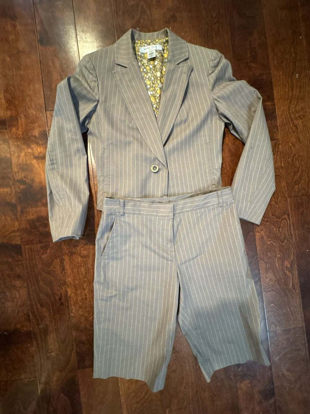 Nine West Women's Gray Pinstripe Suit Blazer and Shorts Set, Size 4. Spring summ